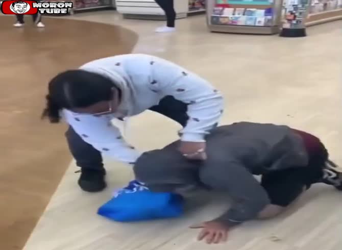 Video :This robber encounters a recalcitrant worker who is more powerful than him!